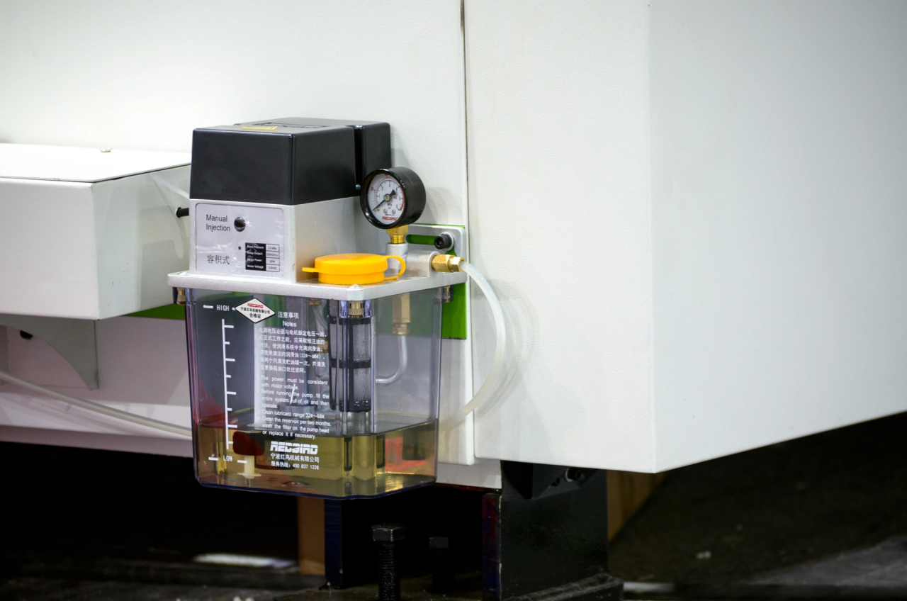 1500*3000mm 500w Racuys Or Ipg Fiber Laser Cutting Machine 1500 * 3000 mm 500 W Racuys oder IPG-Faserlaser-Schneidemaschine