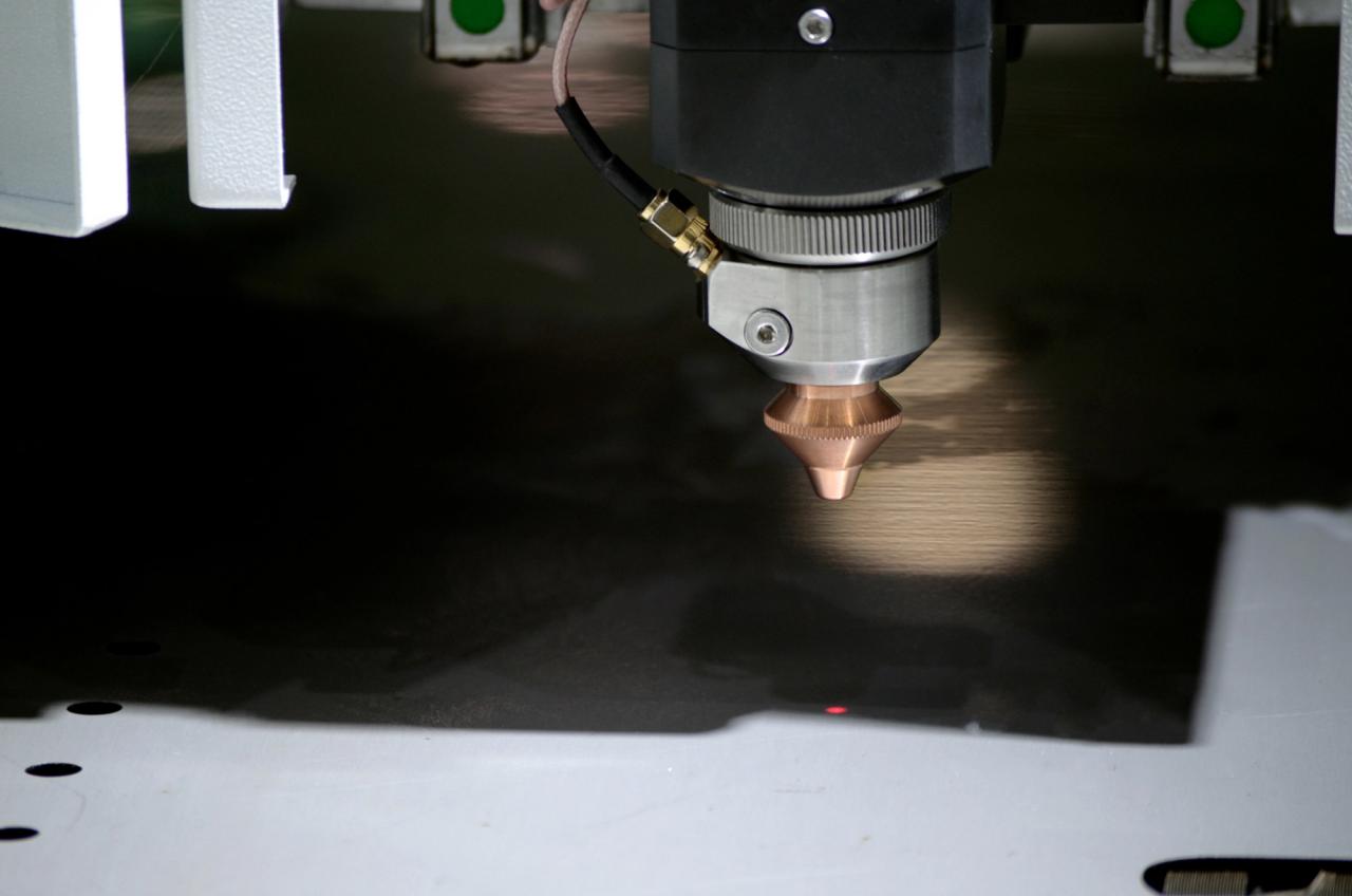 1500*3000mm 500w Racuys Or Ipg Fiber Laser Cutting Machine 1500 * 3000 mm 500 W Racuys oder IPG-Faserlaser-Schneidemaschine