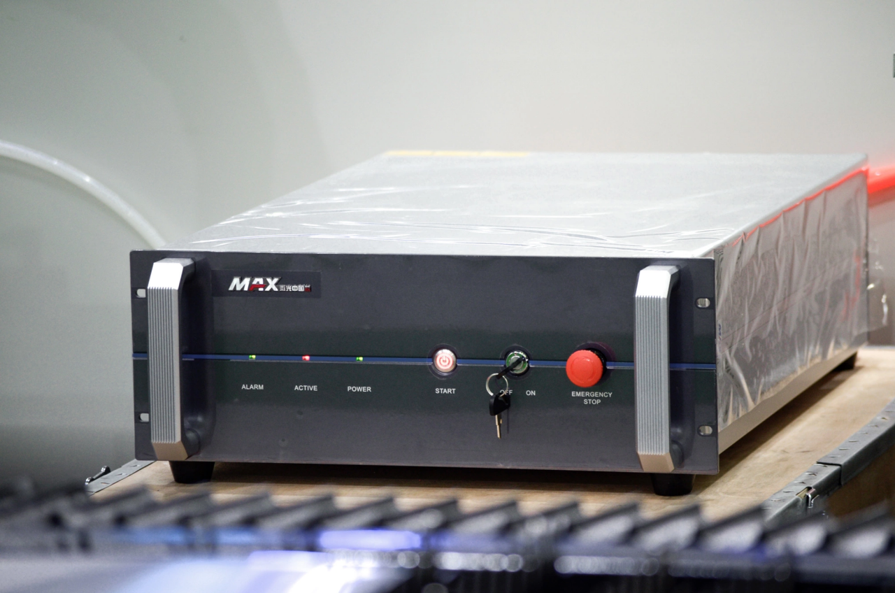 1500*3000mm 500w Racuys Or Ipg Fiber Laser Cutting Machine 1500 * 3000 mm 500 W Racuys oder IPG-Faserlaser-Schneidemaschine