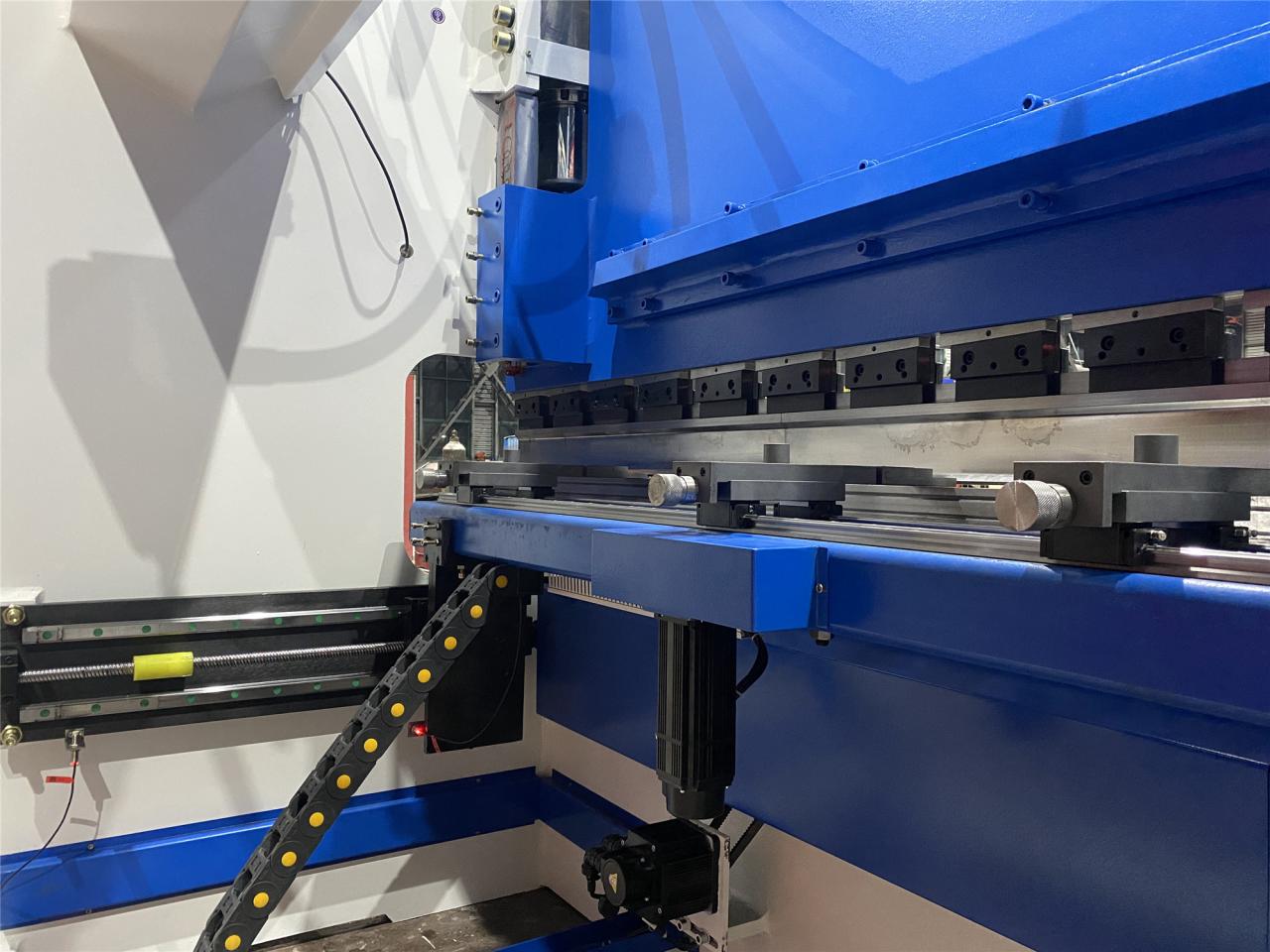 160t-4000 4-axis Cnc Hydraulic Bending Machine Press Brake 160t-4000 4-Achsen-CNC-Hydraulik-Biegemaschine Abkantpresse