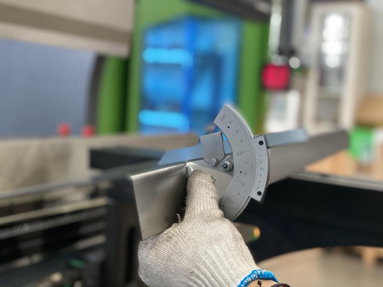 16mm Hydraulic Guillotine Shearing Machine For Sheet Metal Cutting 6 Meters 16 mm Hydraulische Guillotine-Schermaschine zum Blechschneiden von 6 Metern