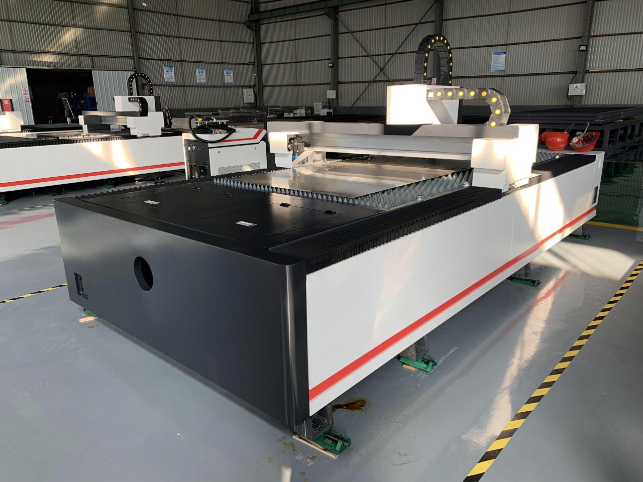 1kw 1.5kw 2kw Fiber Laser Cutting Machine For Metal Sheet Cutting 3000x1500mm 1kw 1.5kw 2kw Faserlaser-Schneidemaschine für Blechschneiden 3000x1500mm