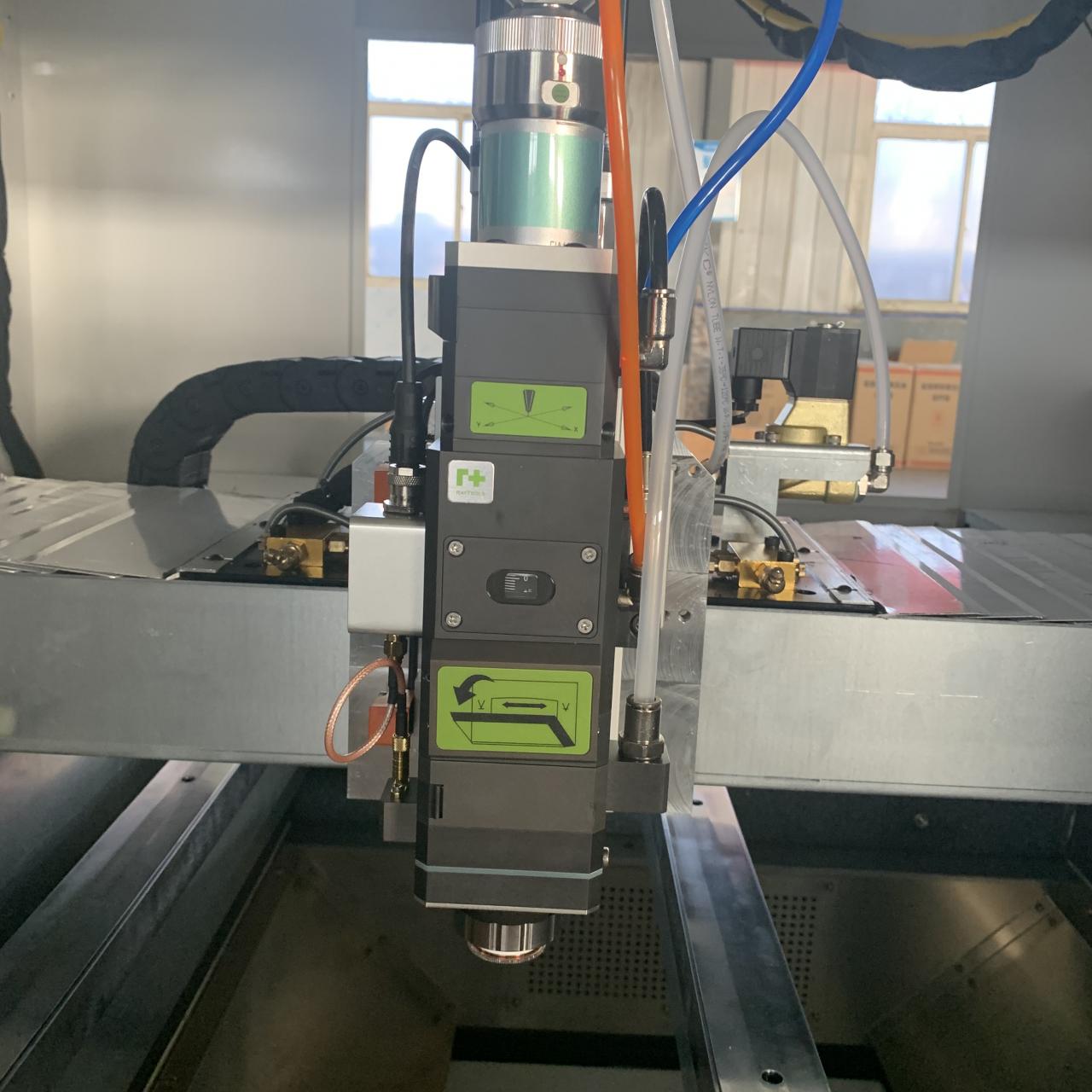 1kw 2kw Good Price Fiber Laser Cutting Machine For Sheet Metal 1kw 2kw guter Preis Faserlaser-Schneidemaschine für Blech