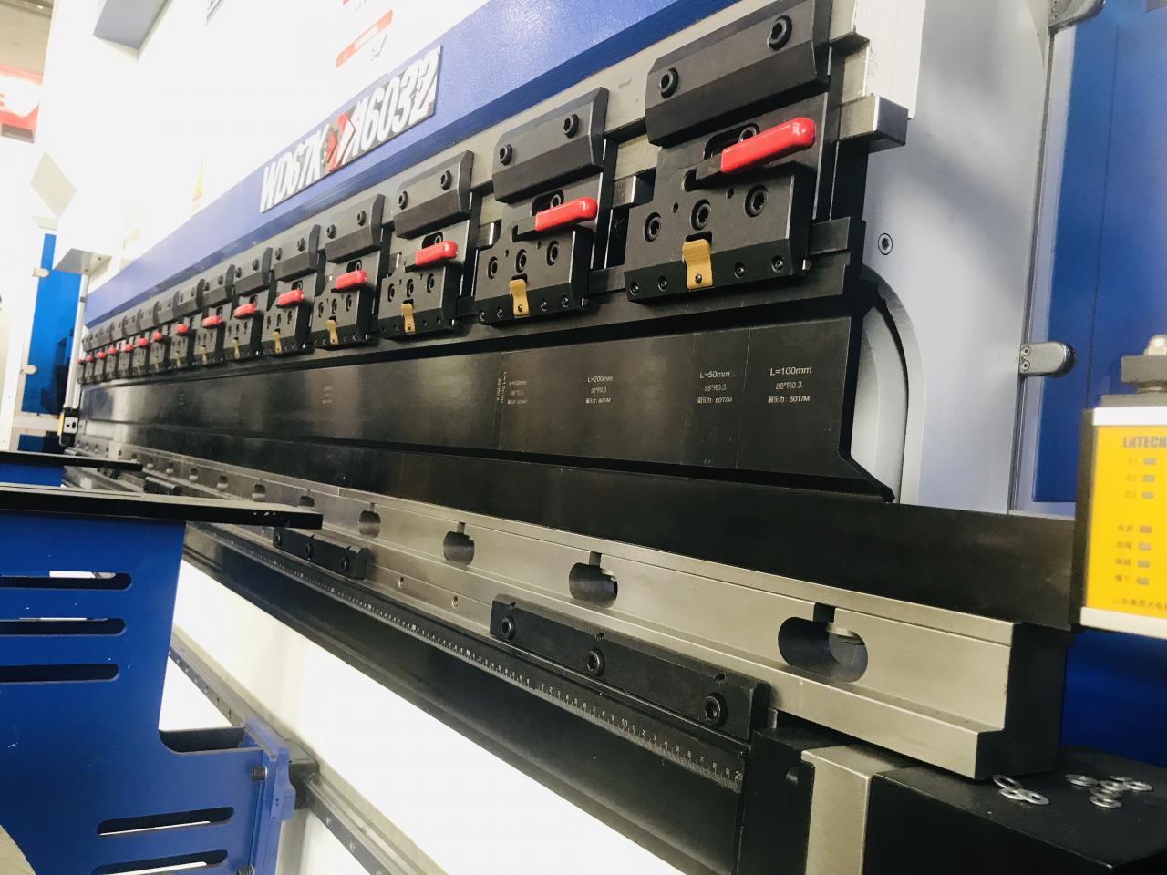 200 t 300 t Standard Industrielle Abkantpresse Cnc Hydraulische Abkantpresse