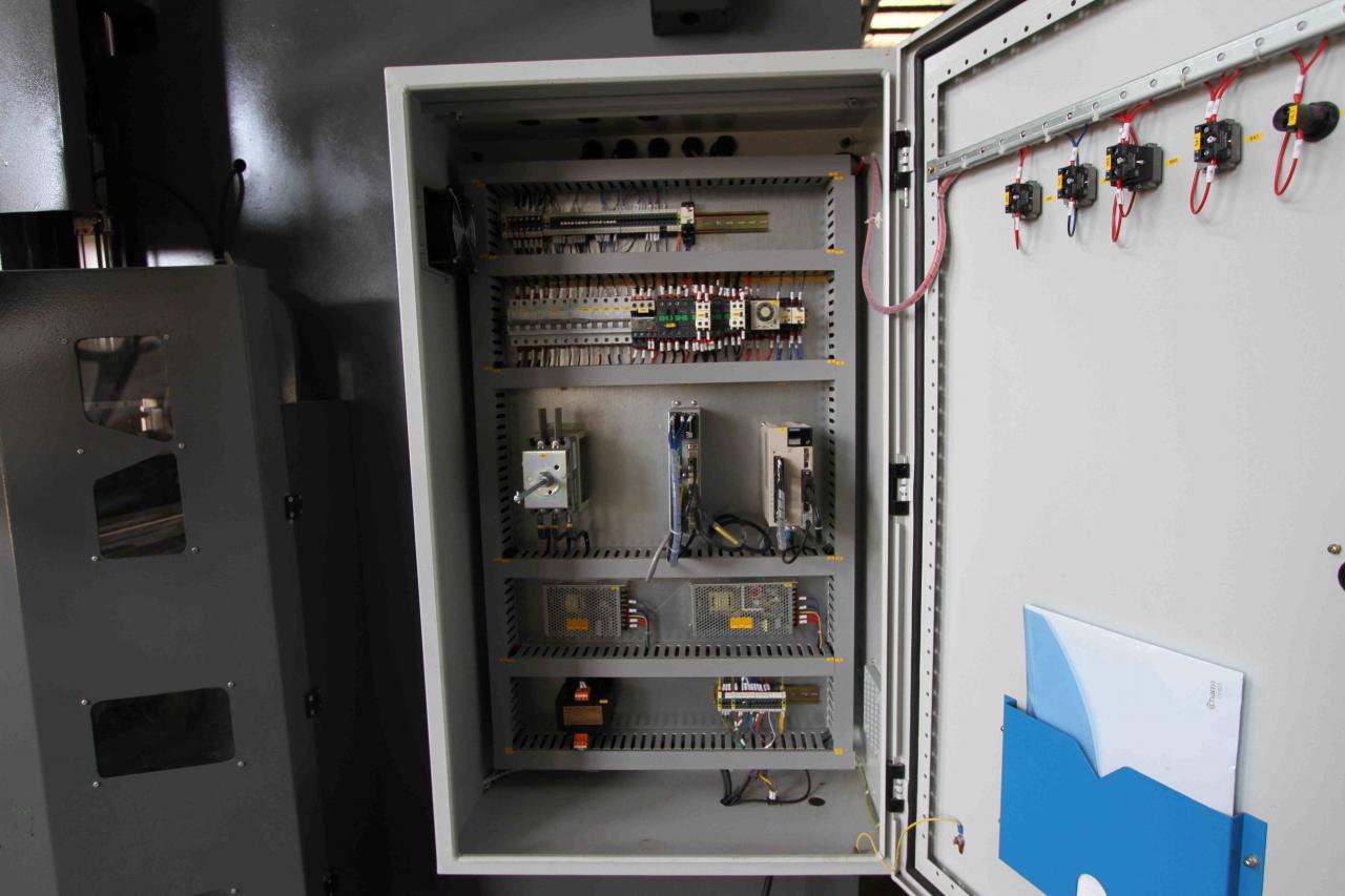 200 t 300 t Standard Industrielle Abkantpresse Cnc Hydraulische Abkantpresse