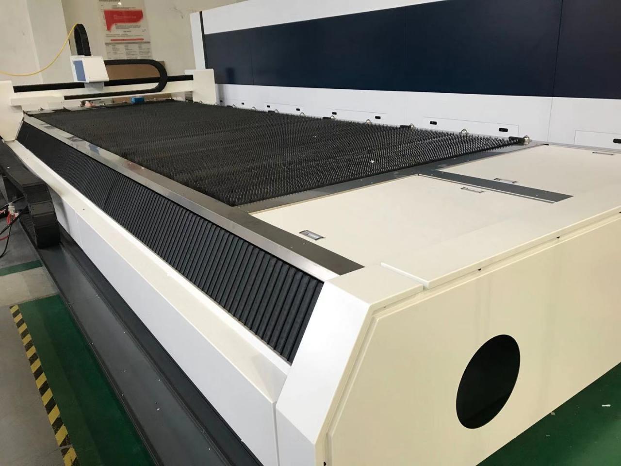 3015 4015 1kw To 6kw Cnc Fiber Laser Cutting Machine Raycus Laser Power 3015 4015 1kw bis 6kw Cnc-Faserlaser-Schneidemaschine Raycus Laser Power