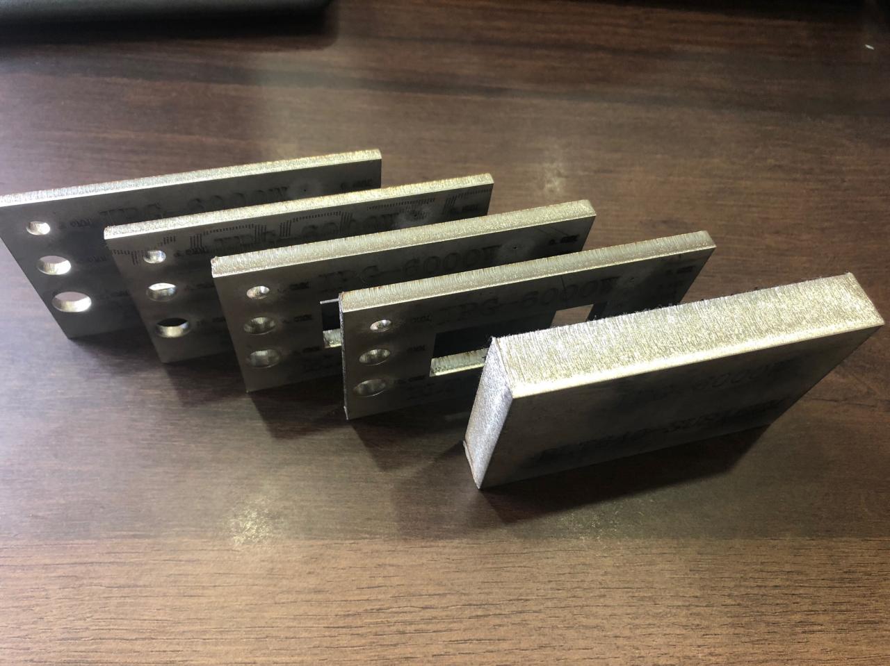 3015 4015 1kw To 6kw Cnc Fiber Laser Cutting Machine Raycus Laser Power 3015 4015 1kw bis 6kw Cnc-Faserlaser-Schneidemaschine Raycus Laser Power