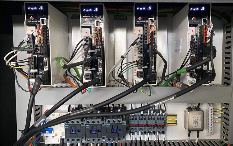 3015 Fiber Laser Cutting Machine For High-Speed Cutting Of 1-6mm Metal Materials 3015 Faserlaser-Schneidemaschine zum Hochgeschwindigkeitsschneiden von 1-6 mm Metallmaterialien