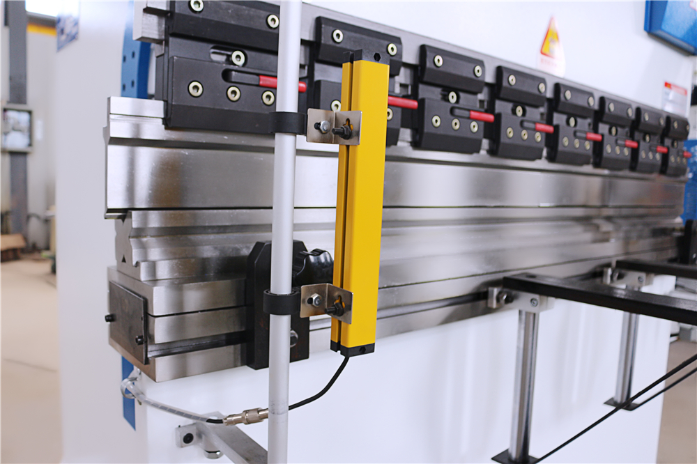 3+1 Axis Cnc Hydraulic Press Brake With Esa System Hydraulische CNC-Abkantpresse mit 3 + 1 Achsen und Esa-System