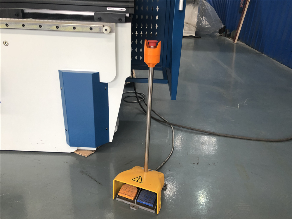 3+1 Axis Cnc Hydraulic Press Brake With Esa System Hydraulische CNC-Abkantpresse mit 3 + 1 Achsen und Esa-System