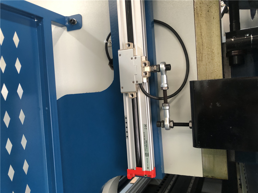 3+1 Axis Cnc Hydraulic Press Brake With Esa System Hydraulische CNC-Abkantpresse mit 3 + 1 Achsen und Esa-System