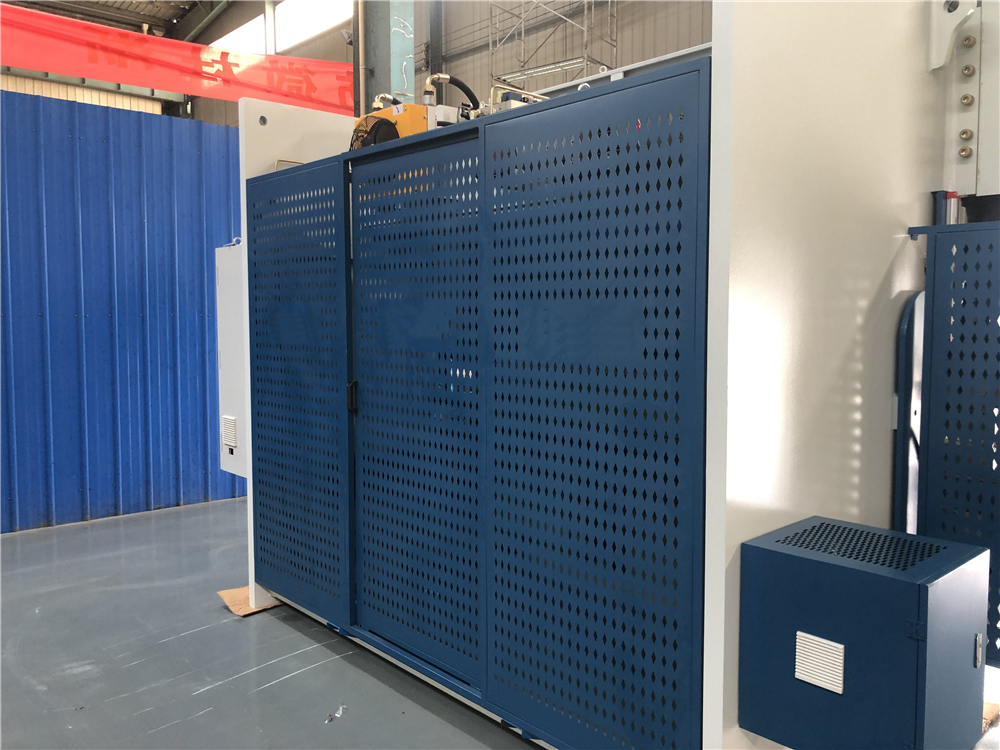 3+1 Axis Cnc Hydraulic Press Brake With Esa System Hydraulische CNC-Abkantpresse mit 3 + 1 Achsen und Esa-System