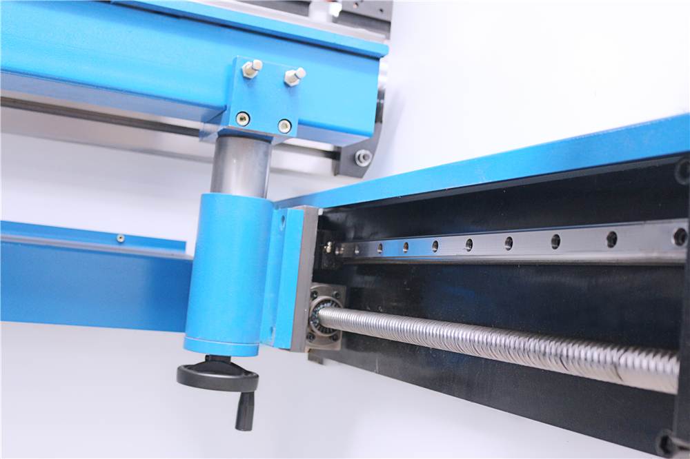 3+1 Axis Cnc Hydraulic Press Brake With Esa System Hydraulische CNC-Abkantpresse mit 3 + 1 Achsen und Esa-System