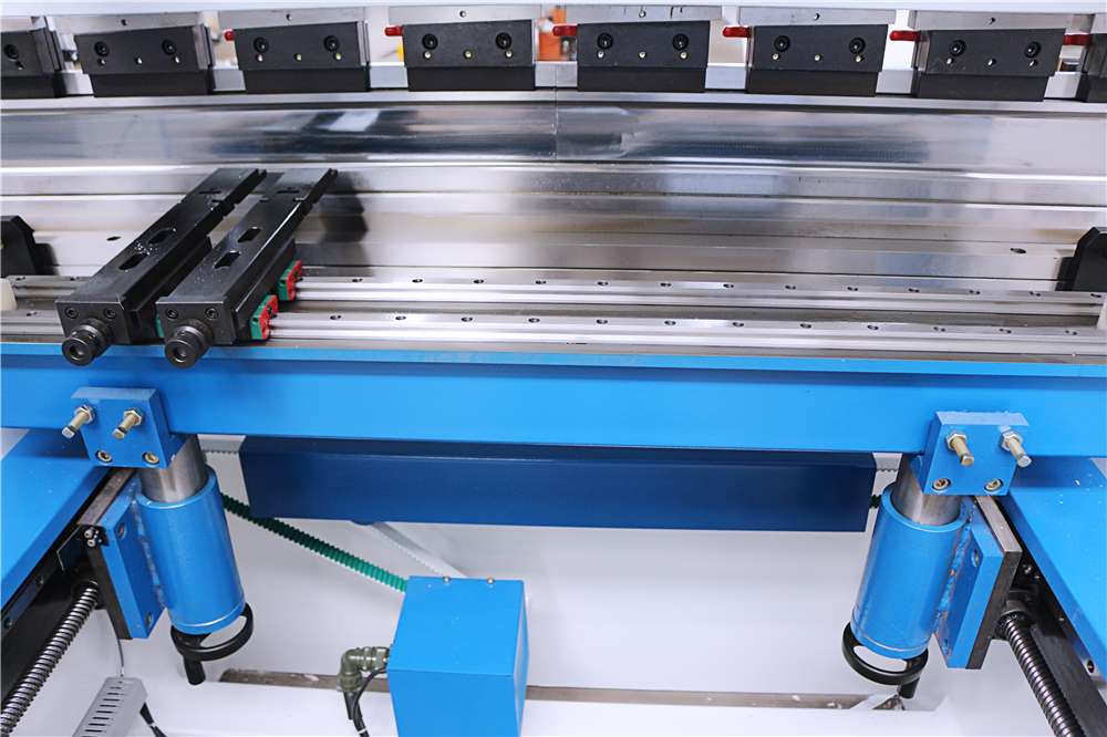 3+1 Axis Cnc Hydraulic Press Brake With Esa System Hydraulische CNC-Abkantpresse mit 3 + 1 Achsen und Esa-System