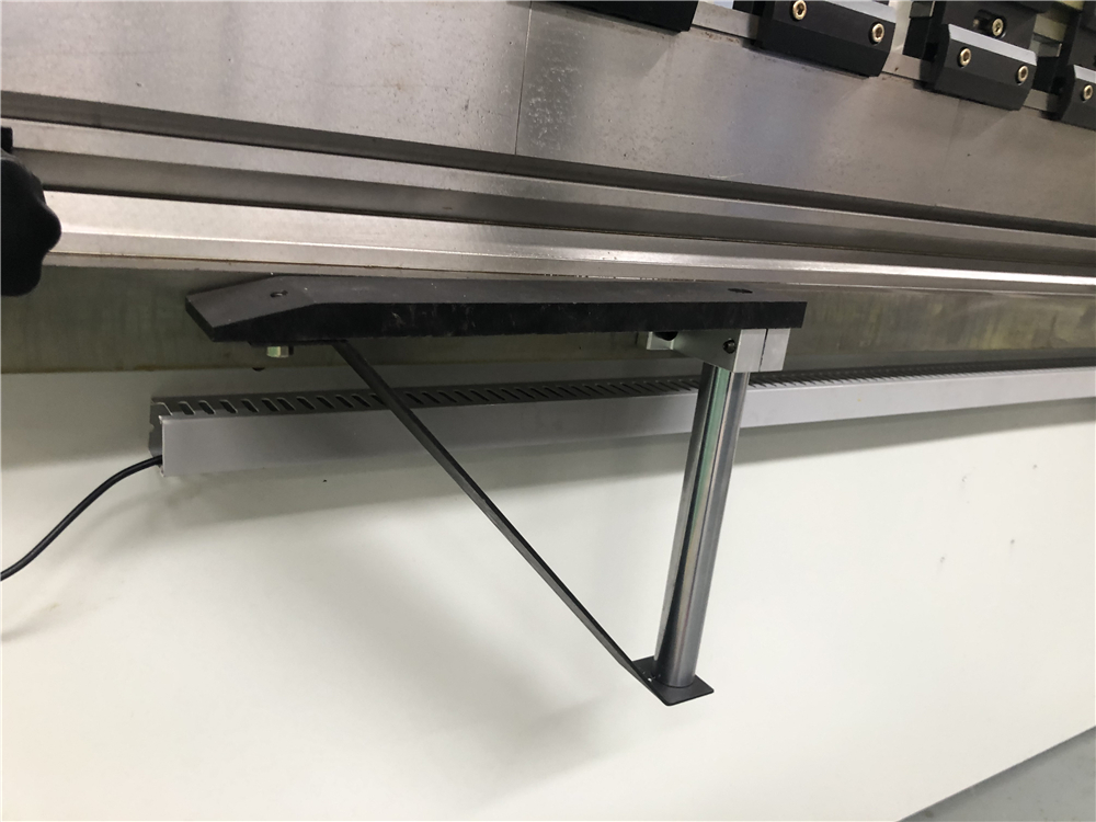 3+1 Axis Cnc Hydraulic Press Brake With Esa System Hydraulische CNC-Abkantpresse mit 3 + 1 Achsen und Esa-System