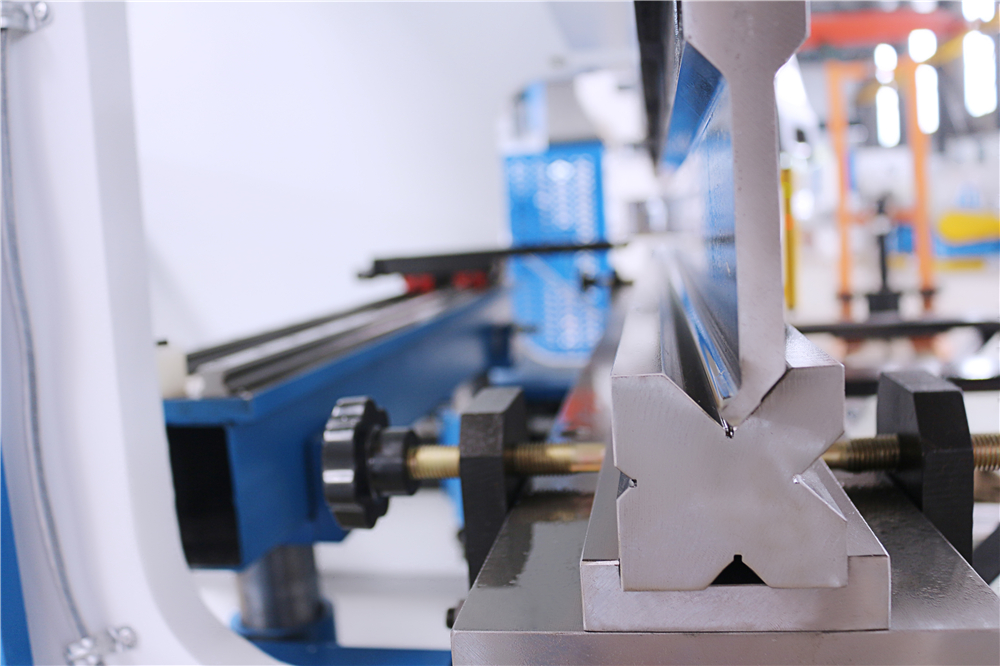 3+1 Axis Cnc Hydraulic Press Brake With Esa System Hydraulische CNC-Abkantpresse mit 3 + 1 Achsen und Esa-System