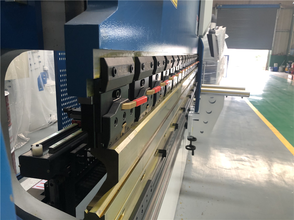 3+1 Axis Cnc Hydraulic Press Brake With Esa System Hydraulische CNC-Abkantpresse mit 3 + 1 Achsen und Esa-System