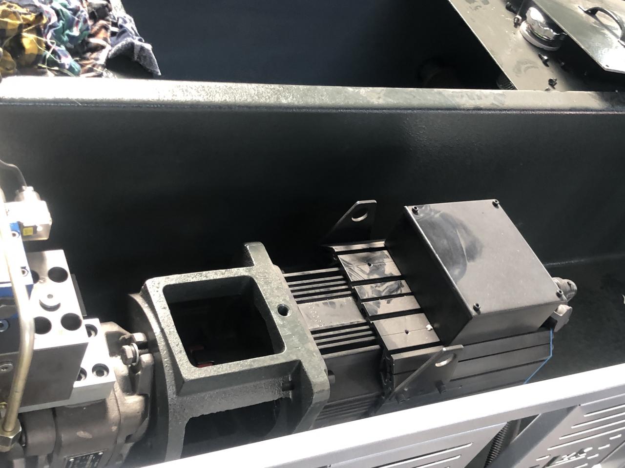 3+1 Axis Cnc Hydraulic Press Brake With Esa System Hydraulische CNC-Abkantpresse mit 3 + 1 Achsen und Esa-System