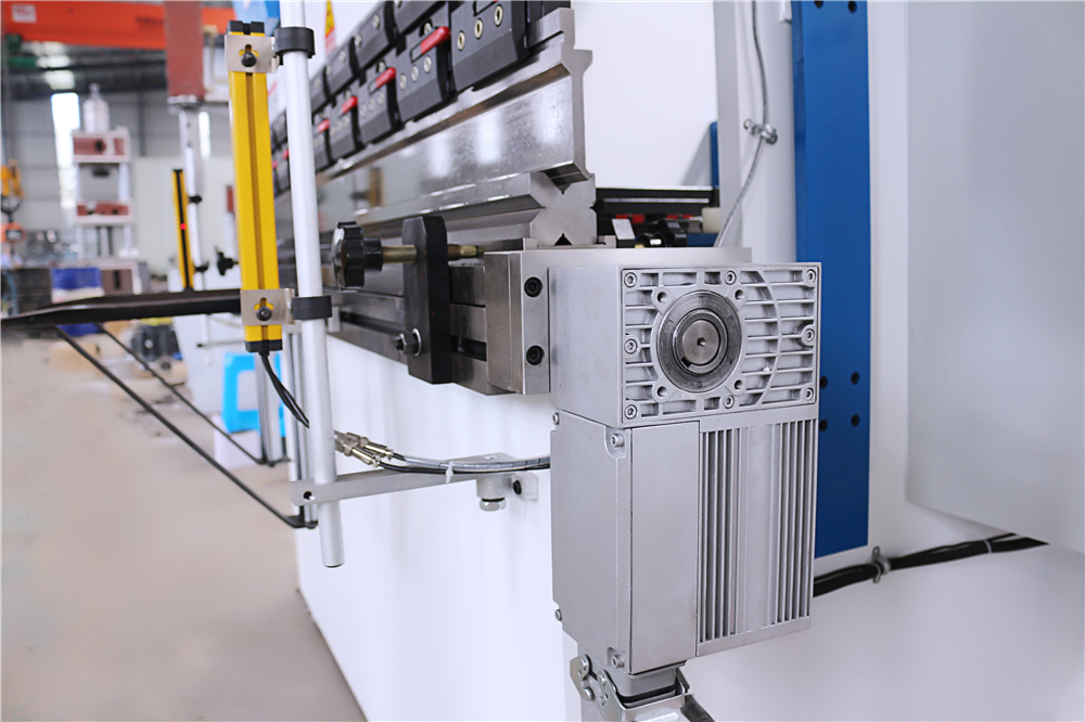 3+1 Axis Cnc Hydraulic Press Brake With Esa System Hydraulische CNC-Abkantpresse mit 3 + 1 Achsen und Esa-System