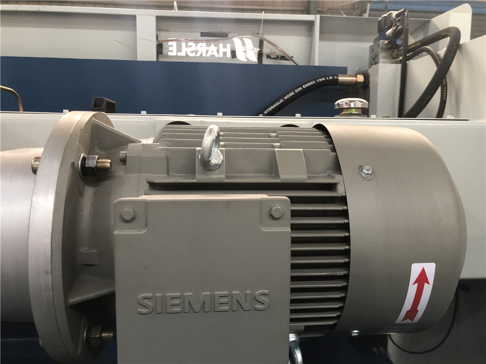 3+1 Axis Cnc Hydraulic Press Brake With Esa System Hydraulische CNC-Abkantpresse mit 3 + 1 Achsen und Esa-System