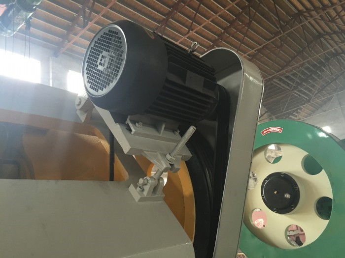 400 Tonnen kleine pneumatische Kraftstanzpresse Mechanische Exzenter-Stanzmaschine