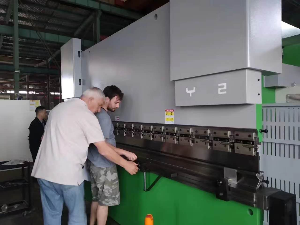 63 Ton Metal Steel Sheet Plate Bending Machine Cnc Hydraulic Press Brake For Metal Working 63-Tonnen-Metallstahlblech-Biegemaschine Cnc Hydraulische Abkantpresse für die Metallbearbeitung