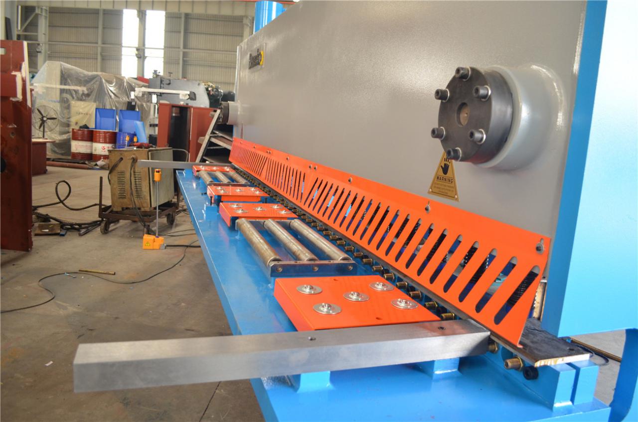 6*3200mm Guillotine Shears Metal Shear Hydraulic Iron Sheet Cutting Shearing Machine 6 * 3200 mm Guillotine-Schere Metallschere Hydraulische Eisenblechschneide-Schermaschine