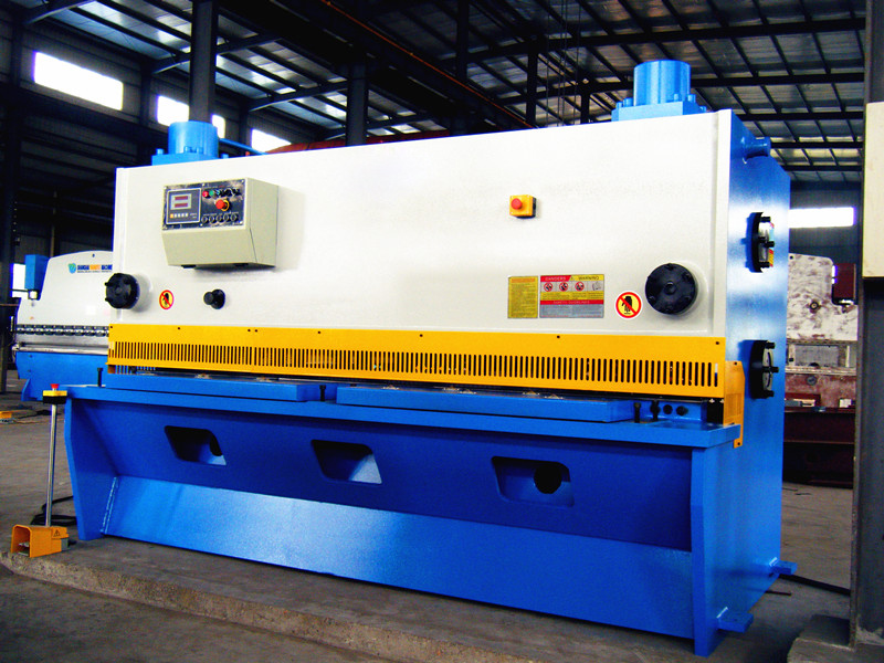 Aluminium Cutting Machine Hydraulic Guillotine Shearing Machine Pendulum Plate Shears Aluminium-Schneidemaschine Hydraulische Guillotine-Schermaschine Pendelblechschere