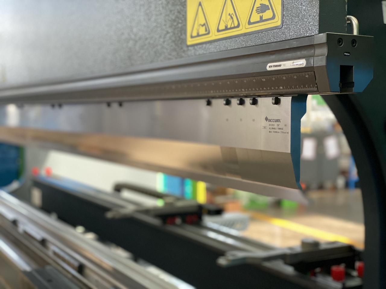 China 220t Cnc Bending Machine 6+1 Axis Hydraulic Press Brake Price China 220t Cnc Biegemaschine 6+1 Achse hydraulische Abkantpresse Preis