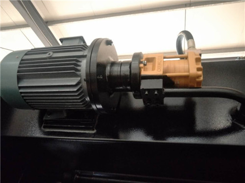 Da53t Cnc System Controller 125t4000 3+1 Axis Cnc Hydraulic Press Brake With Good Quality Da53t CNC-Systemsteuerung 125t4000 3 + 1-Achsen-CNC-Hydraulik-Abkantpresse mit guter Qualität