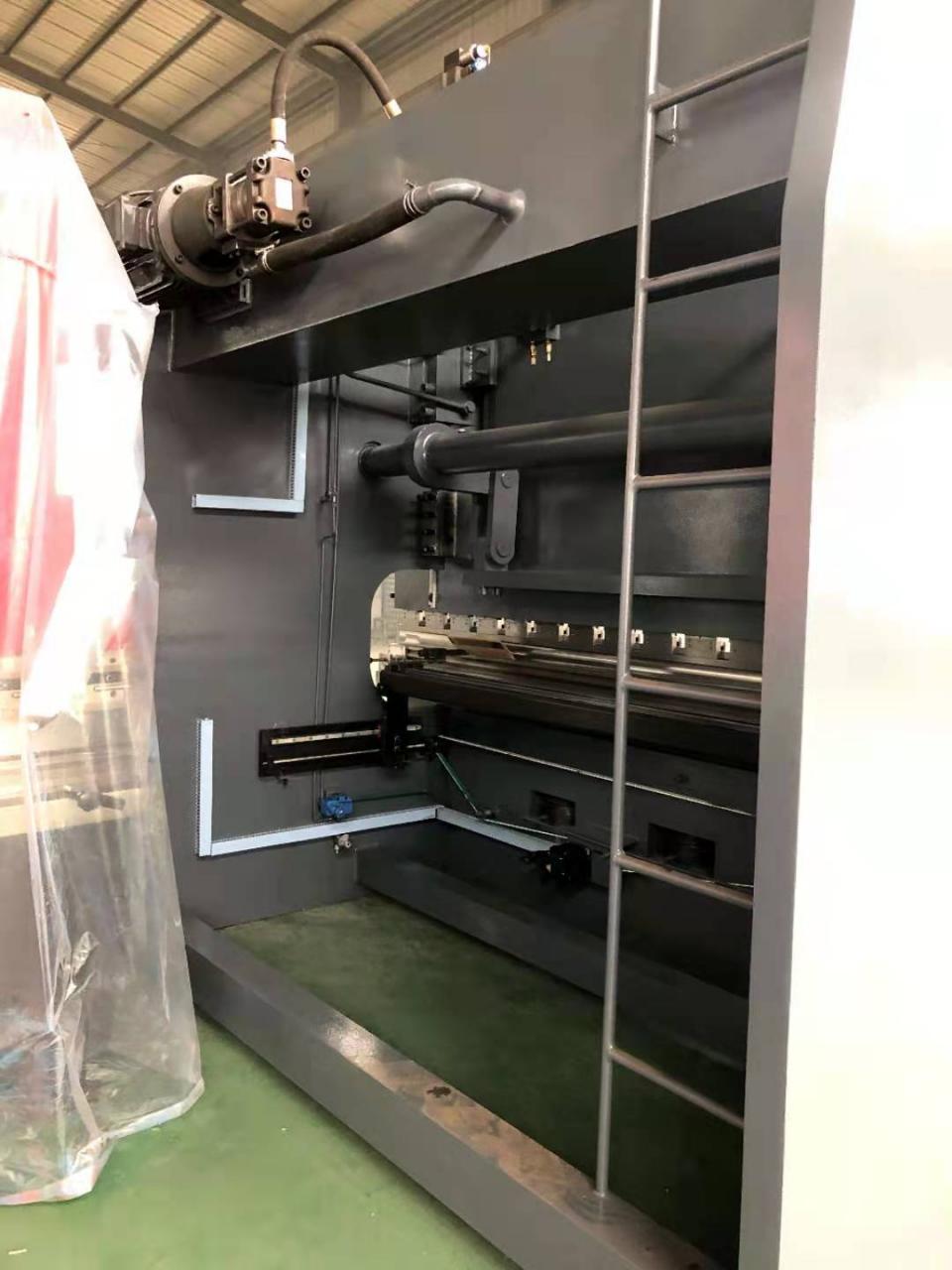 Da53t Cnc System Controller 125t4000 3+1 Axis Cnc Hydraulic Press Brake With Good Quality Da53t CNC-Systemsteuerung 125t4000 3 + 1-Achsen-CNC-Hydraulik-Abkantpresse mit guter Qualität