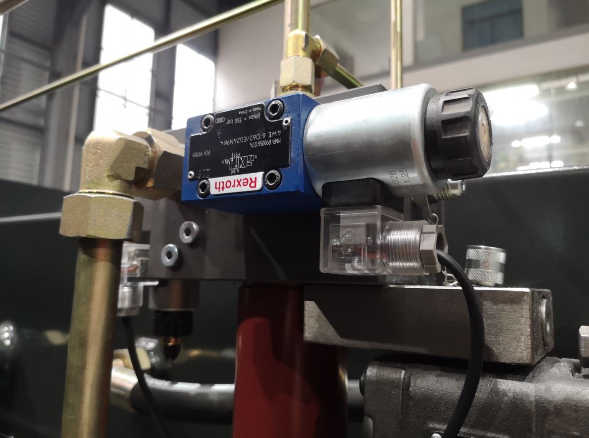 Delem Da66t 125 3+1 4+1 6+1 8+1 Cnc Hydraulic Press Brake For Metal Plate Bending Delem Da66t 125 3+1 4+1 6+1 8+1 Cnc hydraulische Abkantpresse zum Biegen von Metallplatten