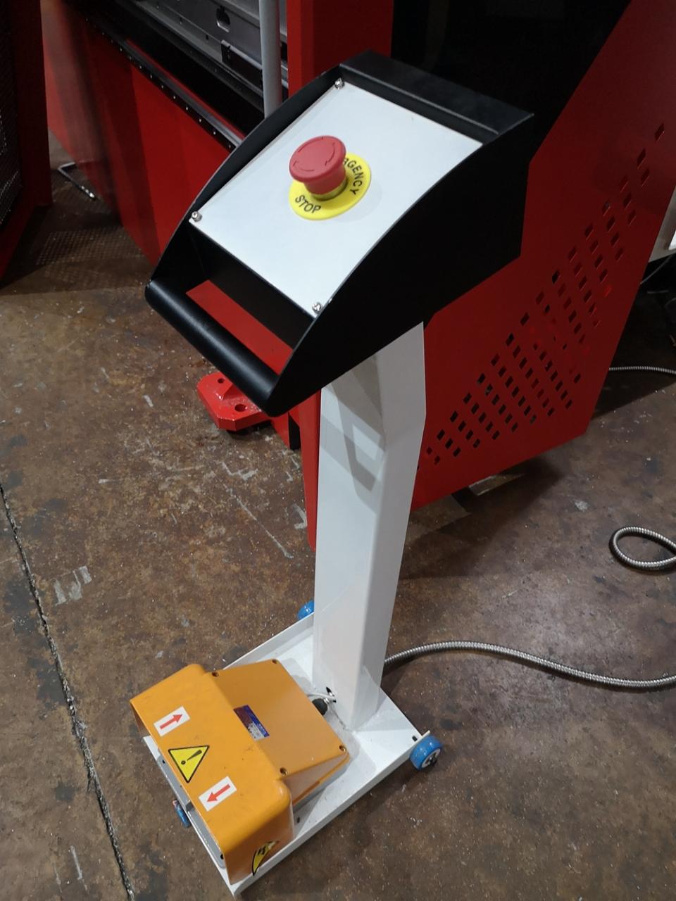 Delem Da66t 125 3+1 4+1 6+1 8+1 Cnc Hydraulic Press Brake For Metal Plate Bending Delem Da66t 125 3+1 4+1 6+1 8+1 Cnc hydraulische Abkantpresse zum Biegen von Metallplatten