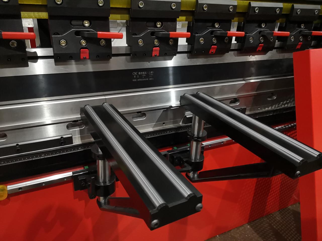 Delem Da66t 125 3+1 4+1 6+1 8+1 Cnc Hydraulic Press Brake For Metal Plate Bending Delem Da66t 125 3+1 4+1 6+1 8+1 Cnc hydraulische Abkantpresse zum Biegen von Metallplatten