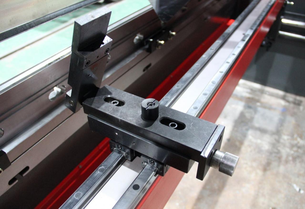 Delem Da66t 125 3+1 4+1 6+1 8+1 Cnc Hydraulic Press Brake For Metal Plate Bending Delem Da66t 125 3+1 4+1 6+1 8+1 Cnc hydraulische Abkantpresse zum Biegen von Metallplatten