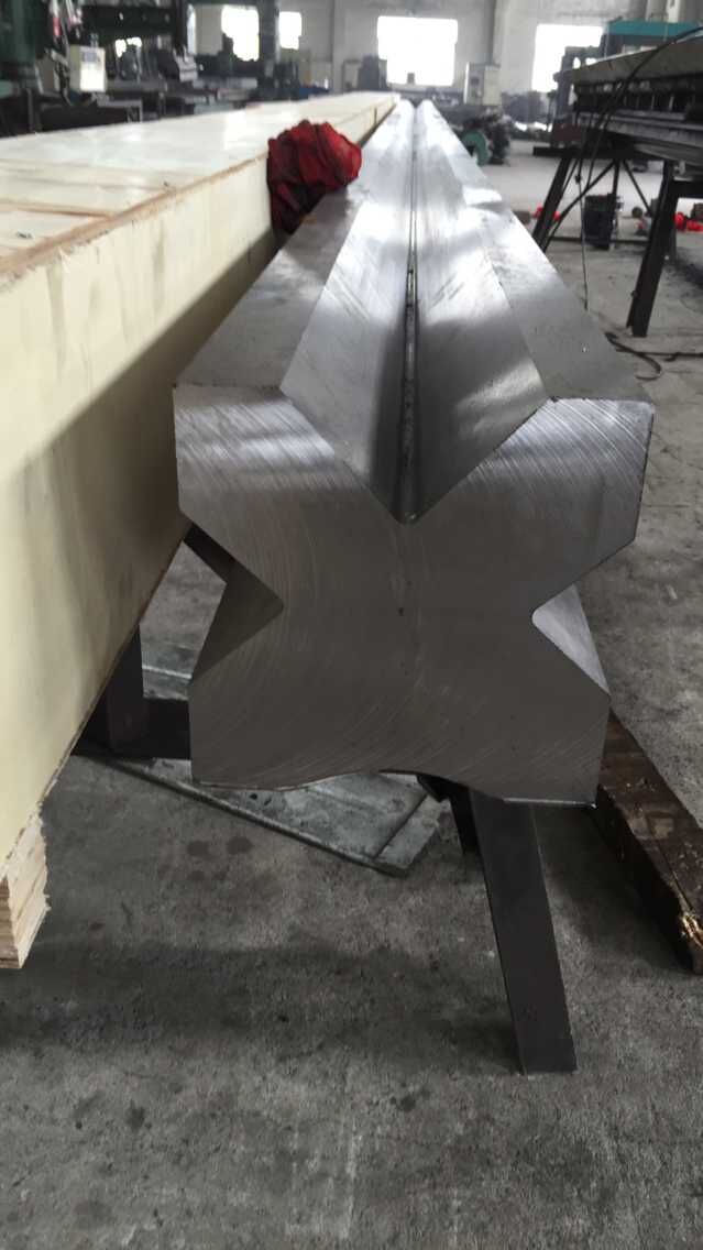 Full Automatic High Power Sheet Bending Machine And Cnc Press Brake Machine Vollautomatische Hochleistungs-Blechbiegemaschine und CNC-Abkantpresse