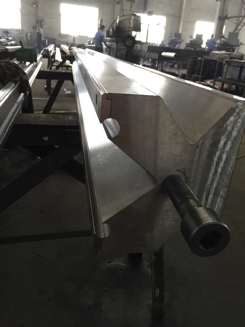 Full Automatic High Power Sheet Bending Machine And Cnc Press Brake Machine Vollautomatische Hochleistungs-Blechbiegemaschine und CNC-Abkantpresse