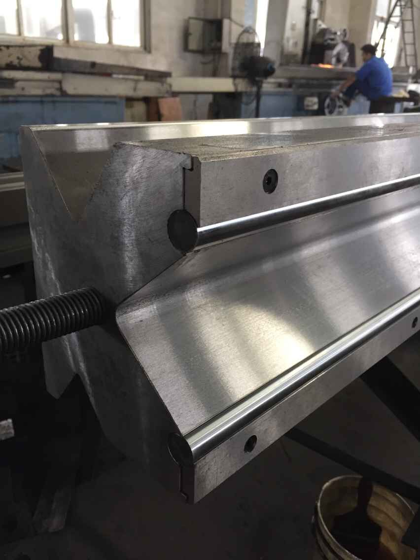 Full Automatic High Power Sheet Bending Machine And Cnc Press Brake Machine Vollautomatische Hochleistungs-Blechbiegemaschine und CNC-Abkantpresse