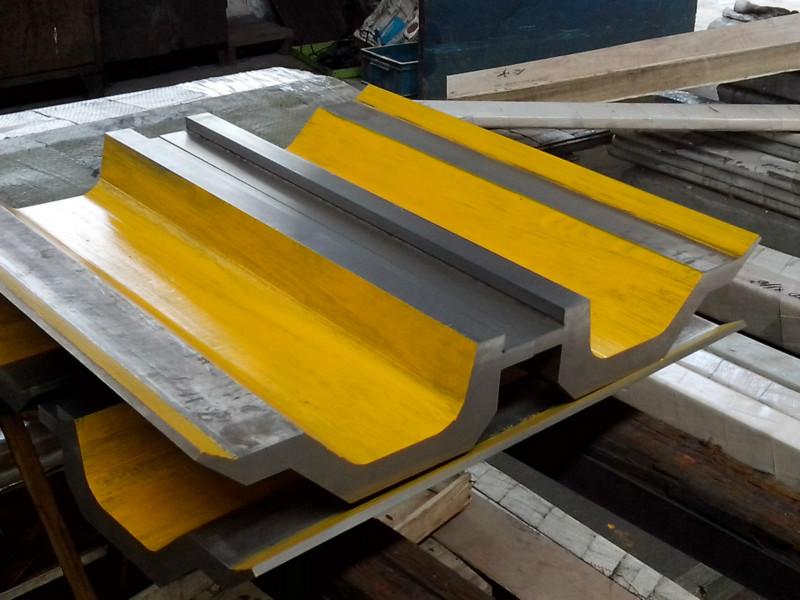 Full Automatic High Power Sheet Bending Machine And Cnc Press Brake Machine Vollautomatische Hochleistungs-Blechbiegemaschine und CNC-Abkantpresse