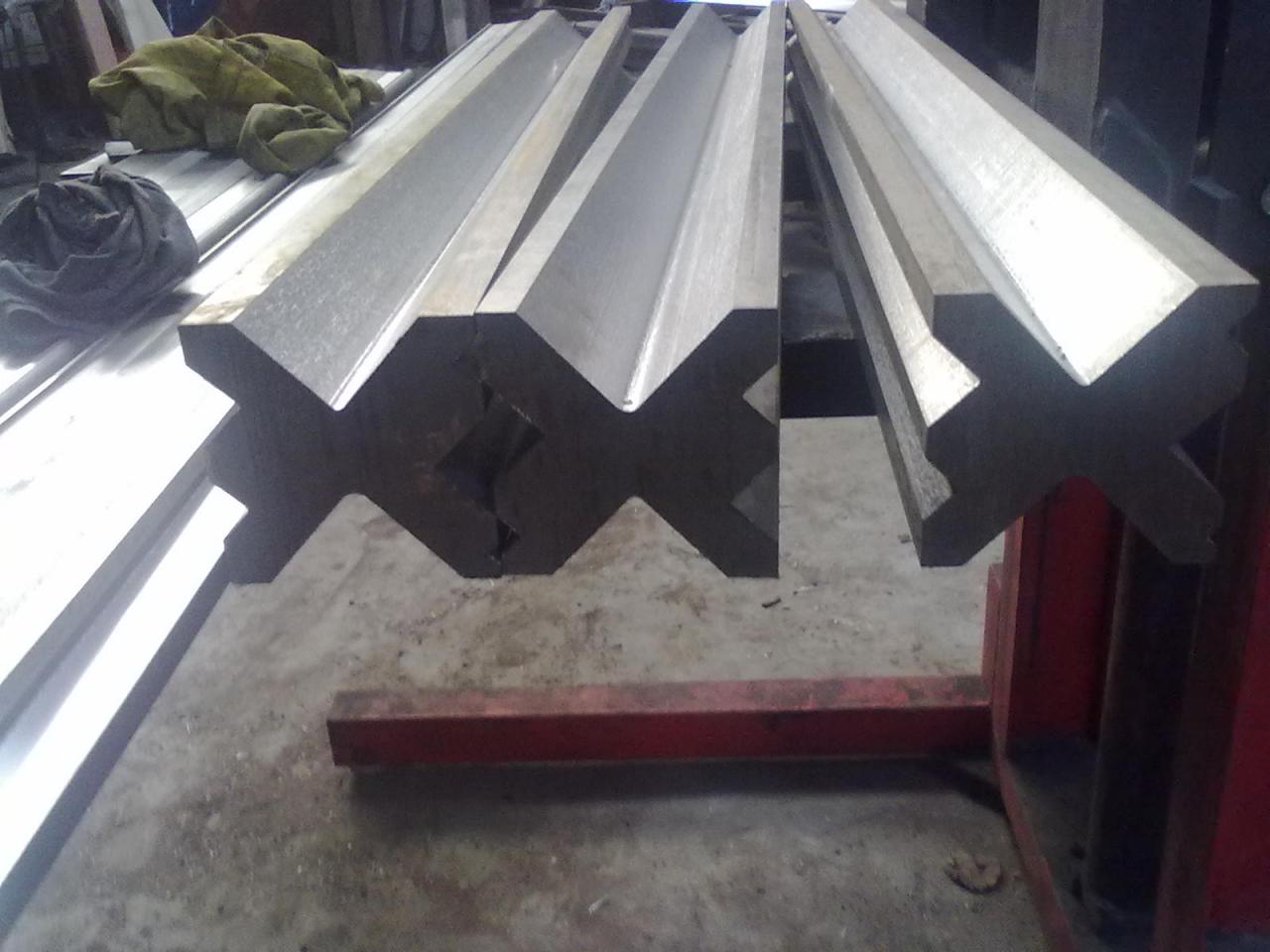 Full Automatic High Power Sheet Bending Machine And Cnc Press Brake Machine Vollautomatische Hochleistungs-Blechbiegemaschine und CNC-Abkantpresse