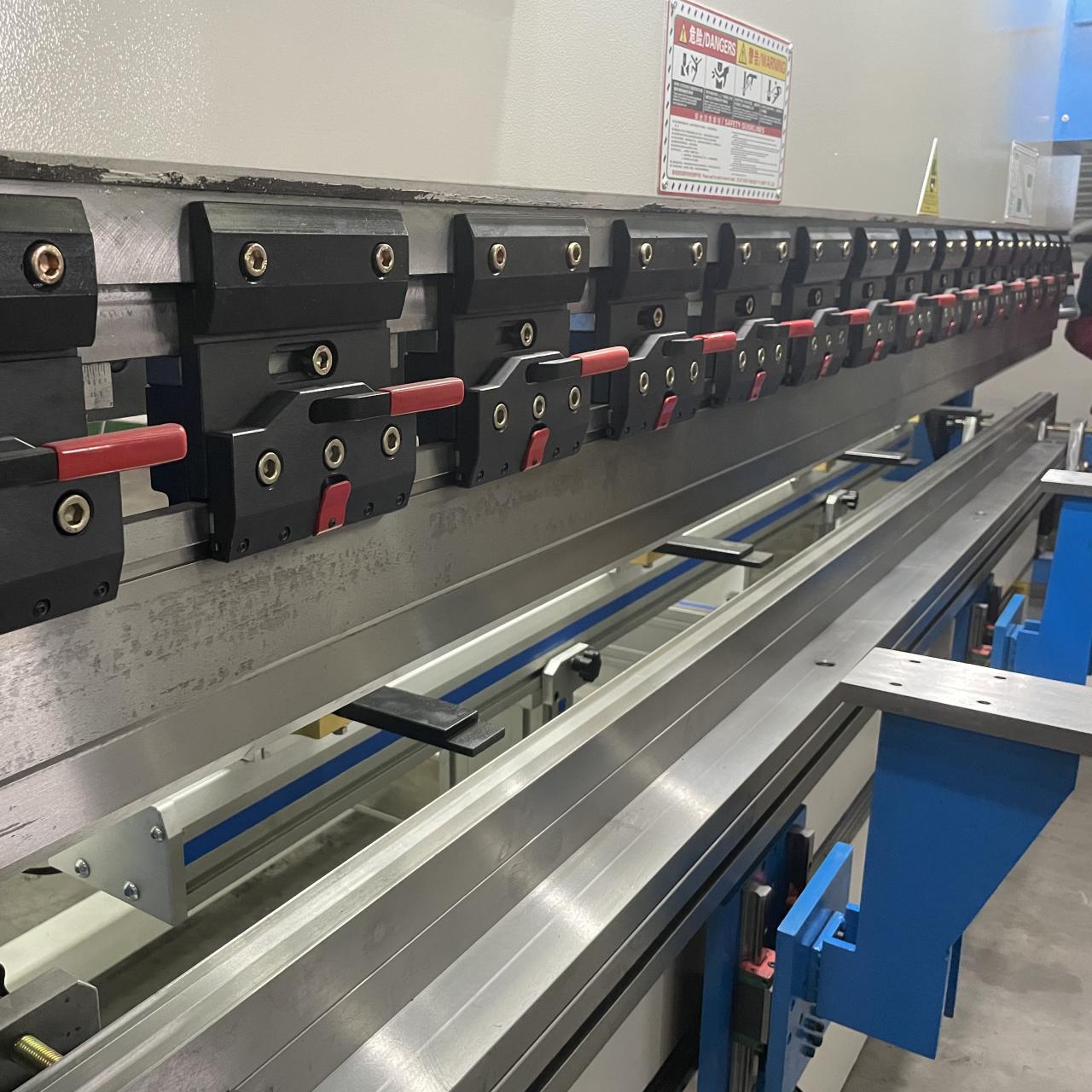 High Quality 3m Press Brake Machine Hydraulic 100 Ton For Sheet Metal Bending Hochwertige 3-m-Abkantpresse, hydraulisch, 100 Tonnen, zum Biegen von Blechen