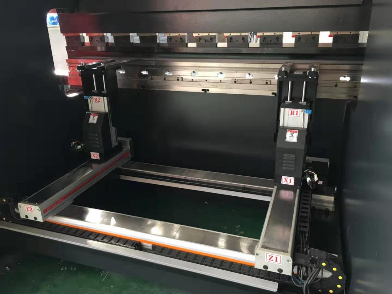 Hydraulic Stainless Steel Wc67y/k-300/6000 Mould Crowning Press Brake Hydraulische Wc67y/k-300/6000 Abkantpresse aus Edelstahl