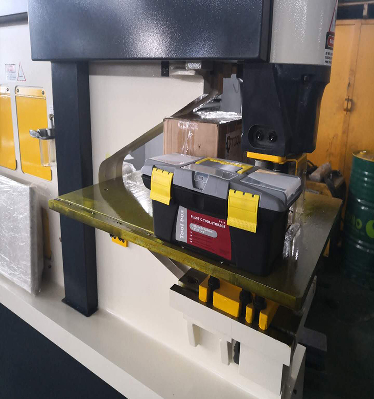 Metal Cutting Hydraulic Steelworkers Machine For Punching Cropping Notching Cutting Hydraulische Metallschneidemaschine für Stahlarbeiter zum Stanzen, Schneiden, Einkerben