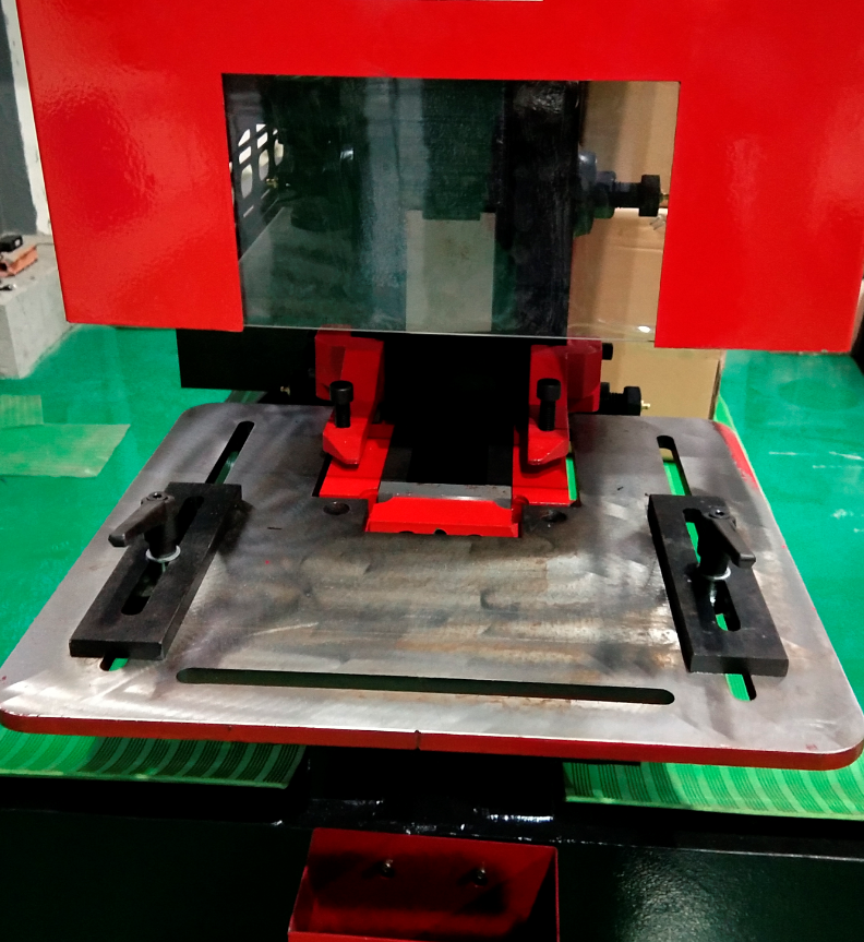 Q35y Series Hydraulic Ironworker Shearing And Punching Machine Q35y Series Hydraulische Ironworker-Scher- und Stanzmaschine