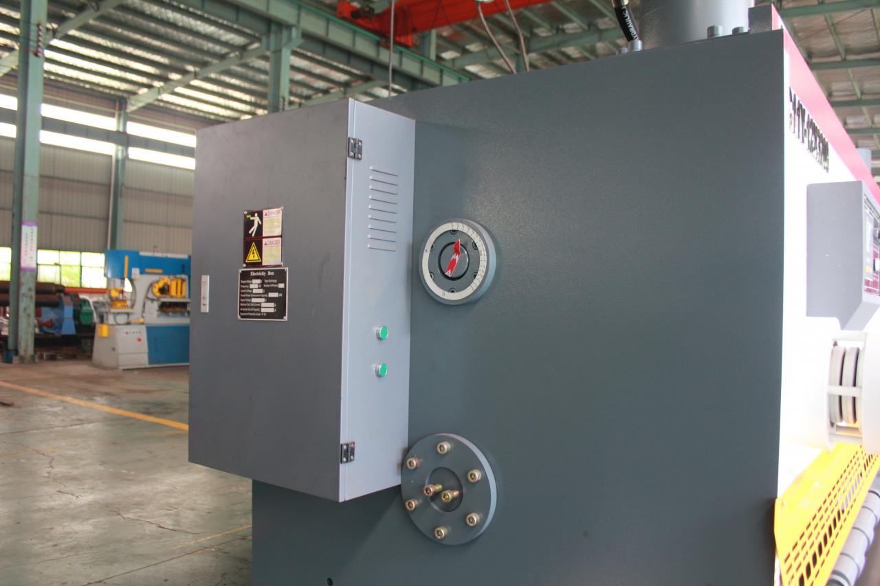 Qc11y Metal Plate Hydraulic Guillotine Shearing Machine For Sale Qc11y Hydraulische Guillotine-Schermaschine für Metallplatten zu verkaufen