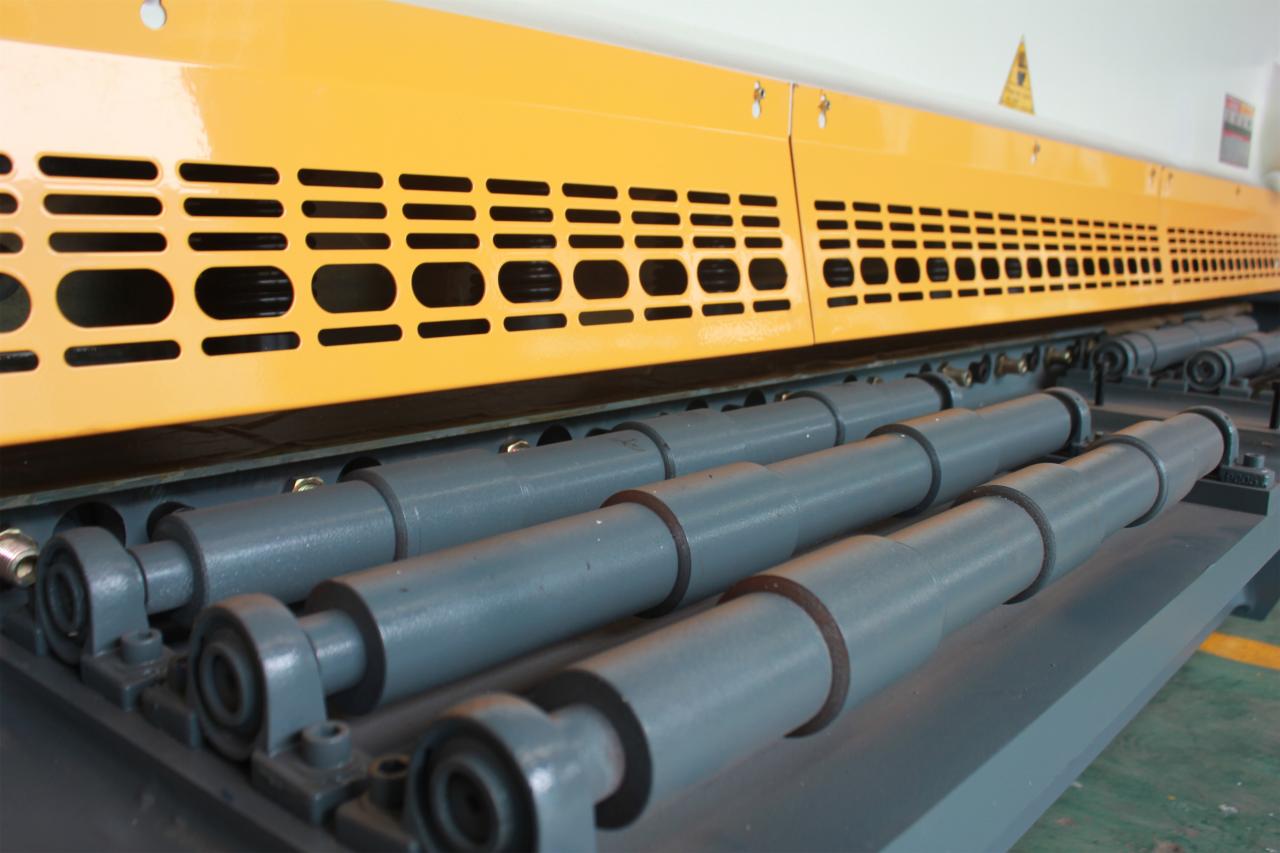 Qc11y Metal Plate Hydraulic Guillotine Shearing Machine For Sale Qc11y Hydraulische Guillotine-Schermaschine für Metallplatten zu verkaufen