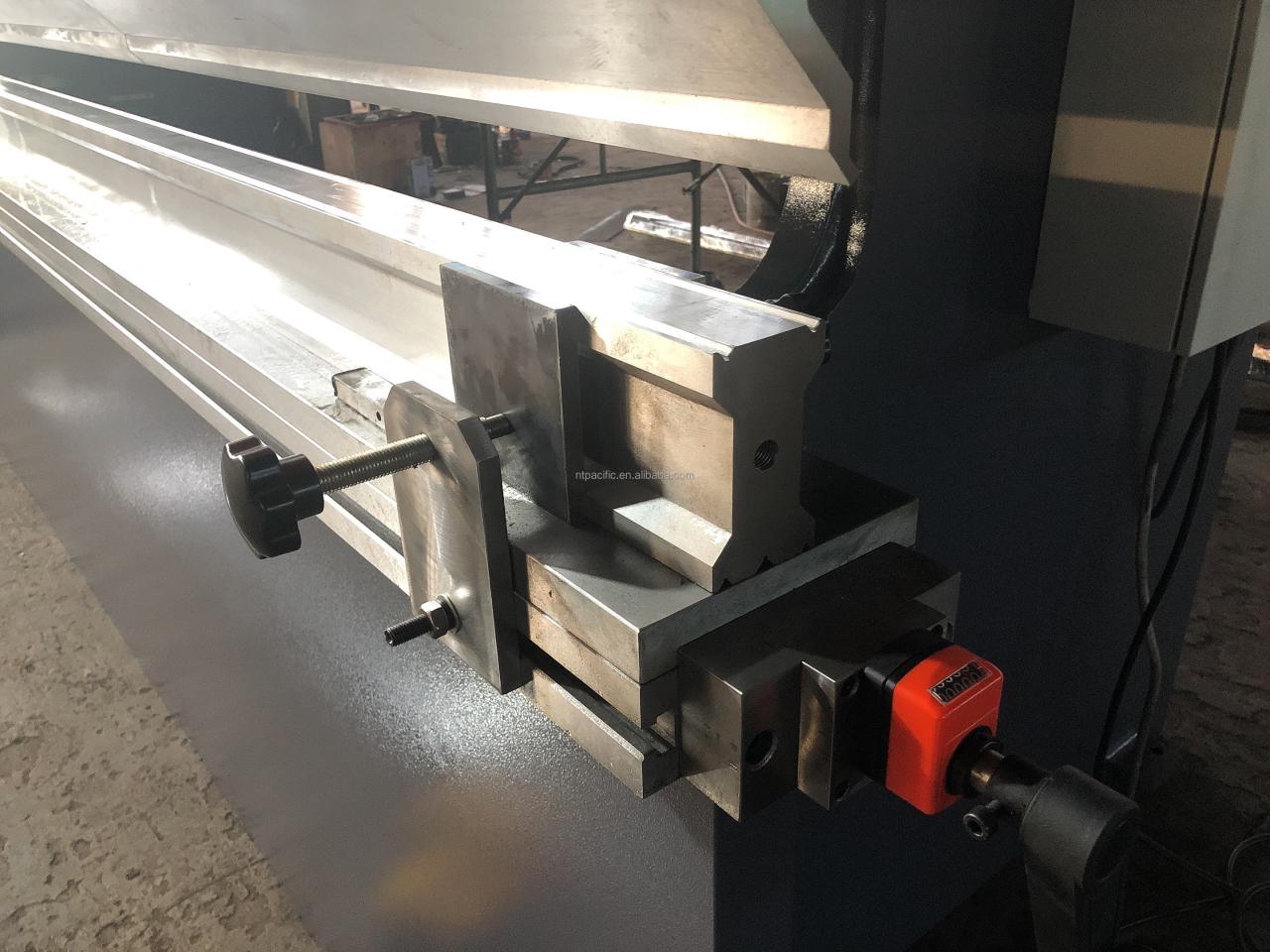 Wc67k Cnc Aluminum Iron Plate Hydraulic Press Brake Cnc Metal Sheet Bending Machine Wc67k CNC-Aluminium-Eisenplatte Hydraulische Abkantpresse CNC-Blechbiegemaschine